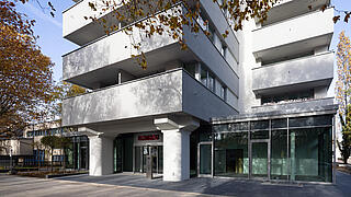 Eingang der modernisierten ehemaligen Unternehmenszentrale der Gesobau am Wilhelmsruher Damm 142