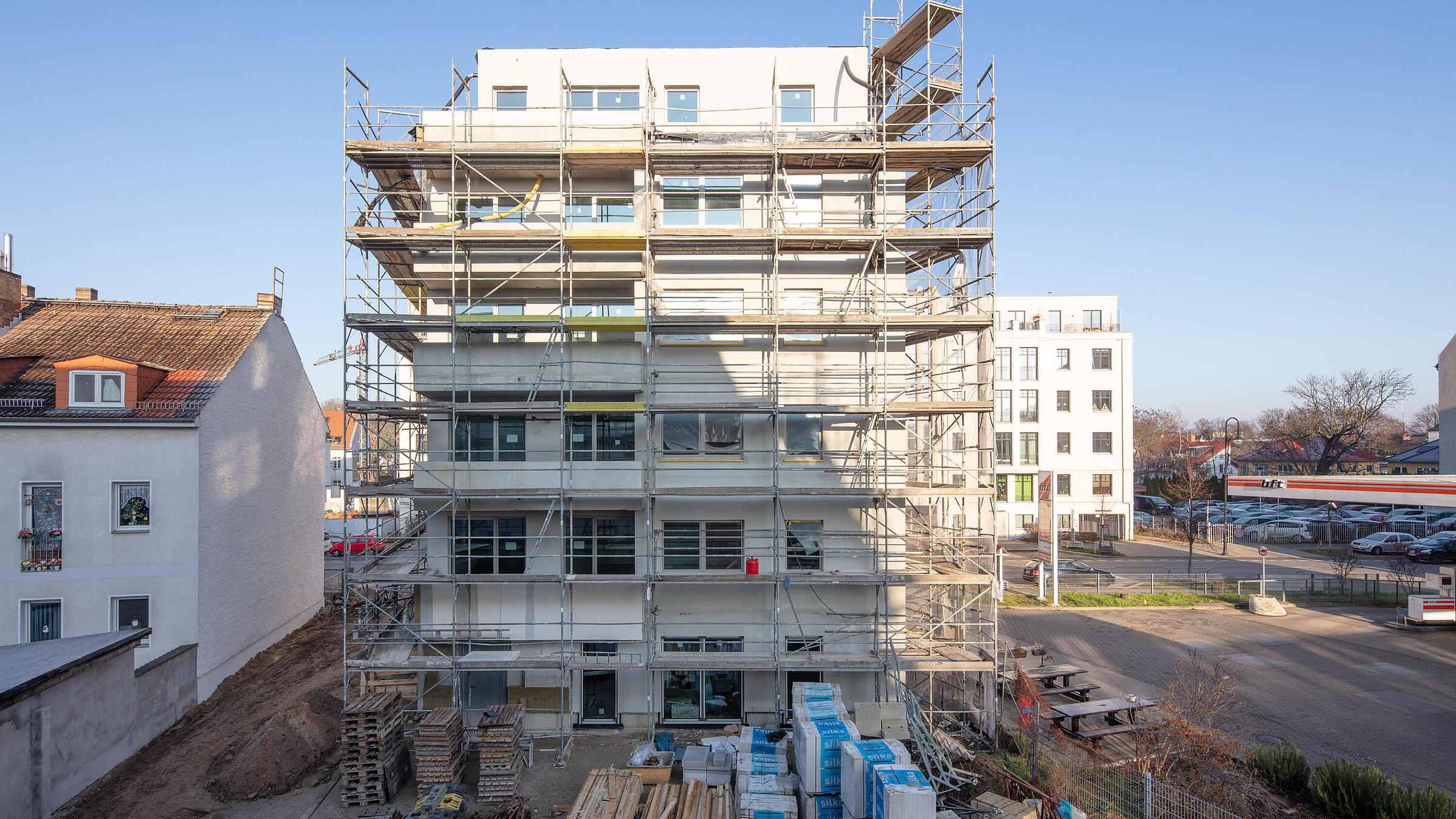 Gebäude im Bau mit Gerüst