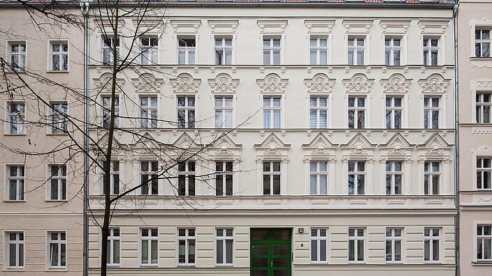 Außenaufnahme zeigt die Fassade der Streustraße, ein mehrstöckiger Altbau