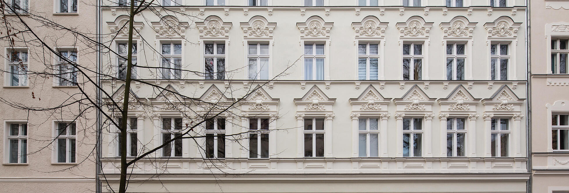 Außenaufnahme zeigt die Fassade der Streustraße, ein mehrstöckiger Altbau