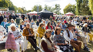 Begegnungsfest im Märkischen Viertel 2024, Publikum vor der Bühne.