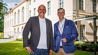 Stephan Machulik und Lars Holborn vor dem Schloss Schönhausen