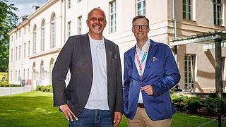 Stephan Machulik und Lars Holborn vor dem Schloss Schönhausen