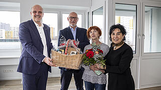 Foto (v.l.n.r.): Stephan Machulik, Staatssekretär für Wohnen und Mieterschutz, Jörg Franzen, Vorstandsvorsitzender der GESOBAU AG, Neumieterin Liane Trill und Emine Demirbüken-Wegner, Bezirksbürgermeisterin von Reinickendorf