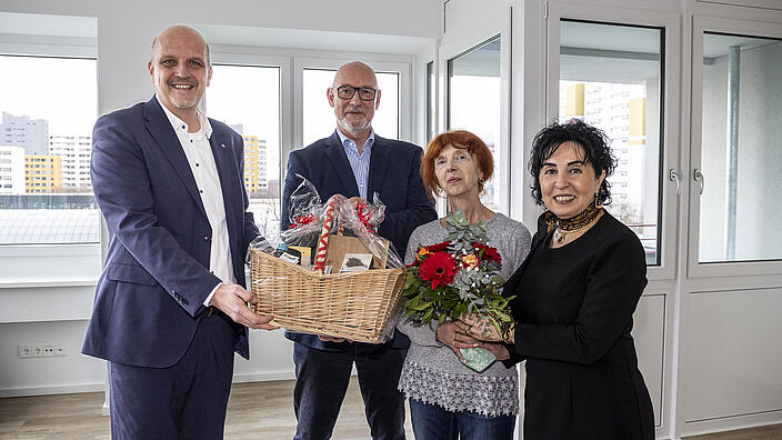 Foto (v.l.n.r.): Stephan Machulik, Staatssekretär für Wohnen und Mieterschutz, Jörg Franzen, Vorstandsvorsitzender der GESOBAU AG, Neumieterin Liane Trill und Emine Demirbüken-Wegner, Bezirksbürgermeisterin von Reinickendorf