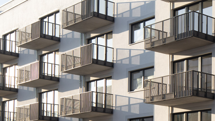 Fassade des mehrstöckigen Neubaus in der Tangermünder Straße mit Balkonen