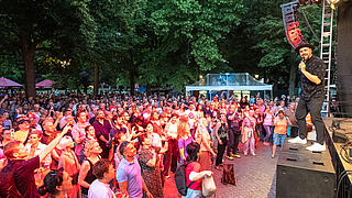 Bild zeigt Bühne mit Max Mutzke im Schlosspark Schönhausen und Publikum davor.