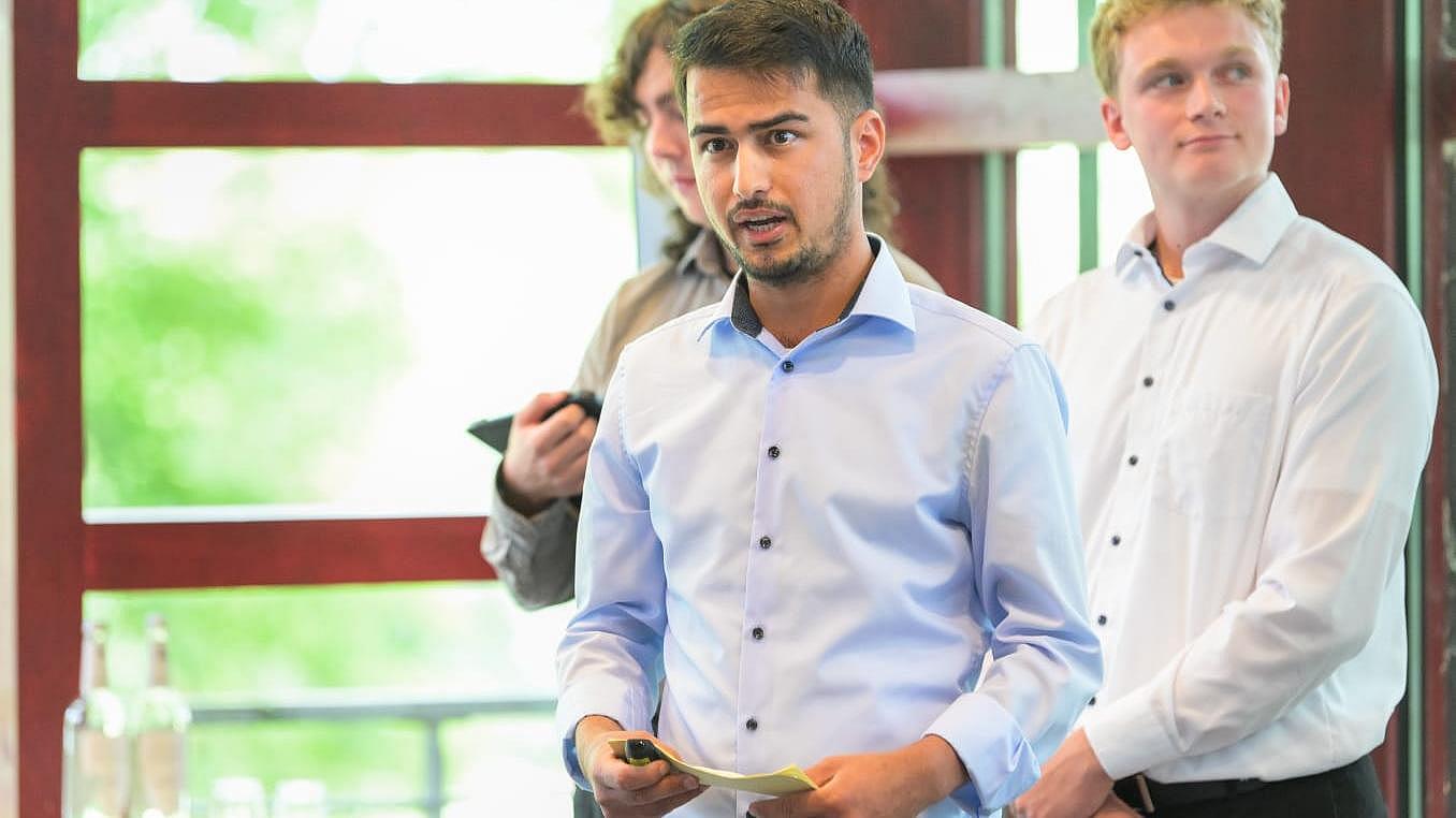 Innenaufnahme zeigt Abdull Kandahari beim Vortrag.