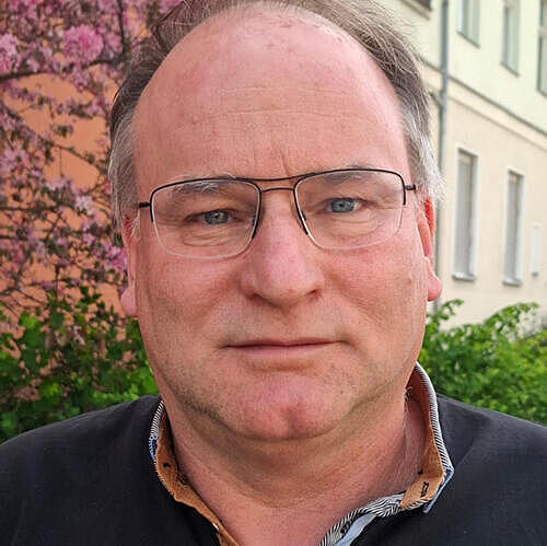 Portraitfoto zeigt Bernd Mottok.