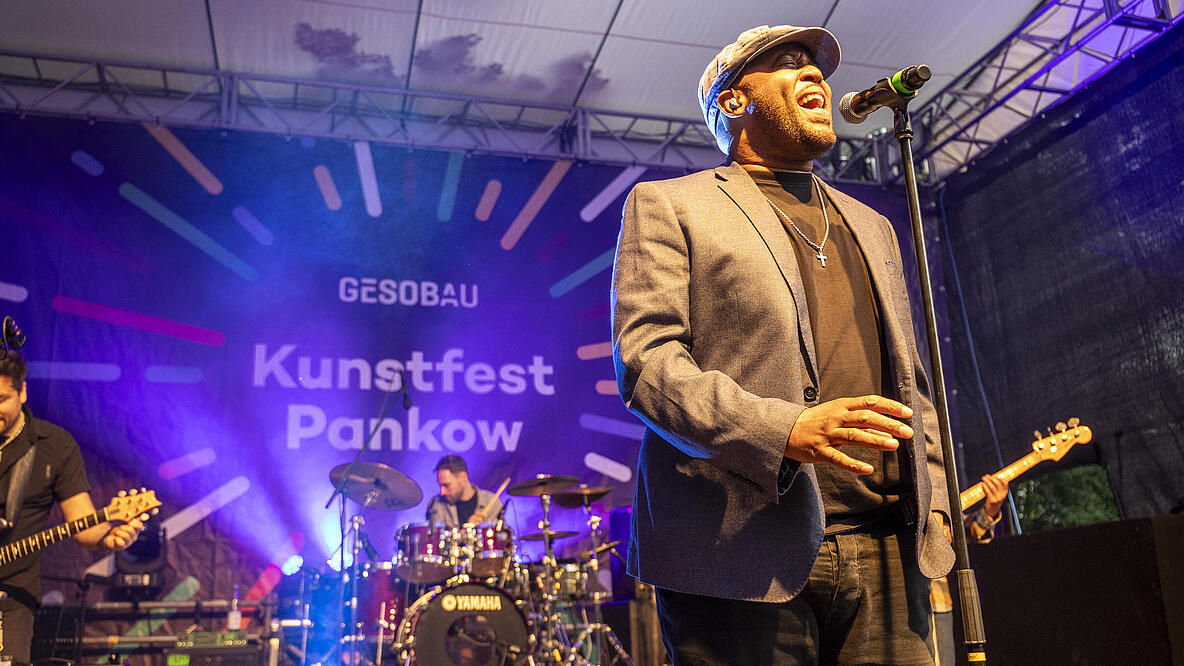 Jazz- und Soul-Sänger Tony Momrelle singt auf der Kunstfest-Bühne.