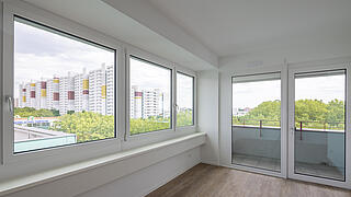 Bild zeigt Blick vom Wohnbereich auf Balkon in Musterwohnung Wilhelmsruher Damm 142.