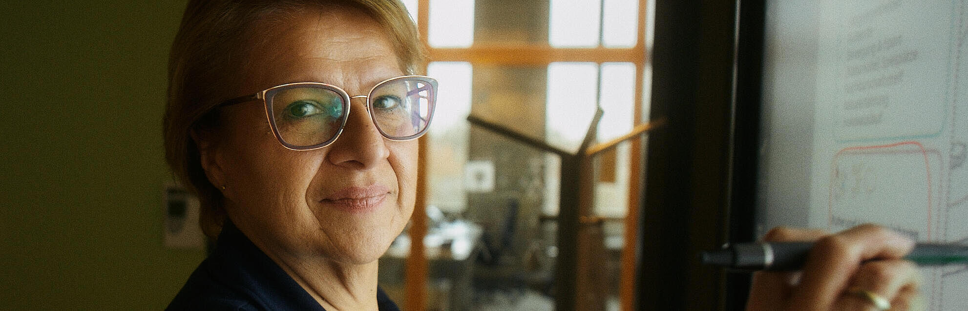 Innenaufnahme zeigt zwei Mitarbeiterinnen der GESOBAU vor einem Smartboard stehend. 