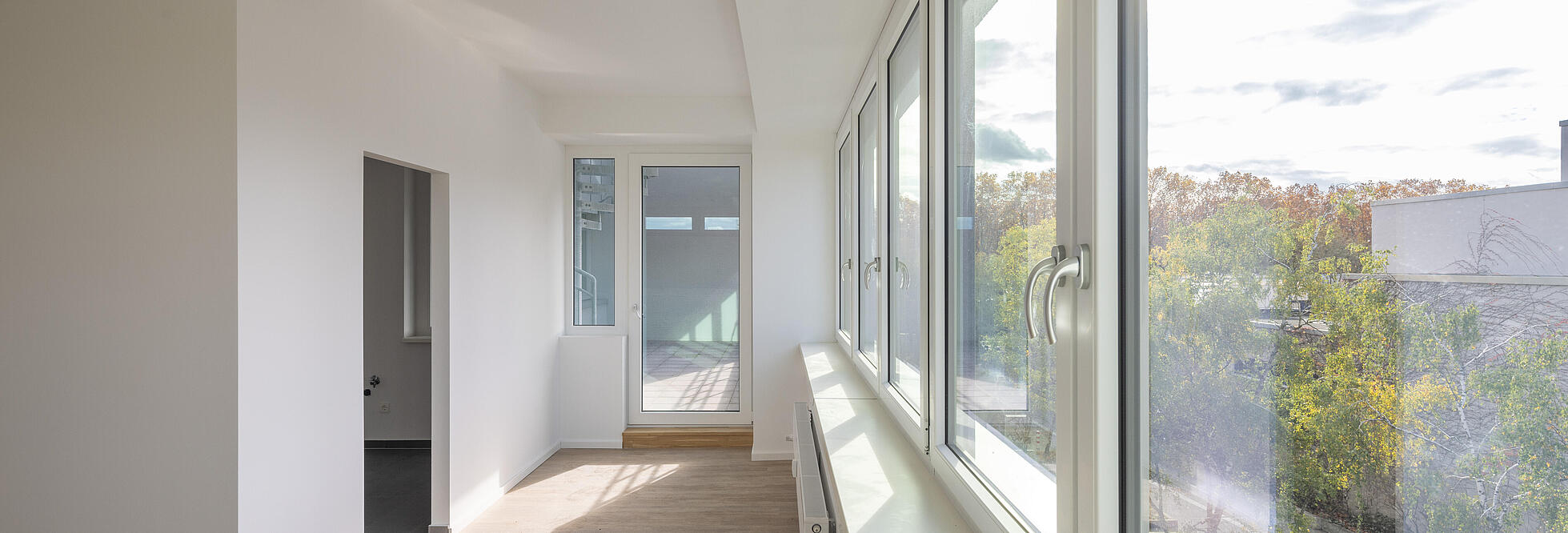 modernisierte Wohnung mit Ausblick auf grüne Bäume