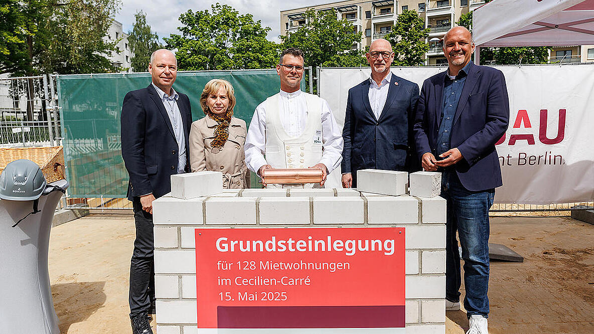 Foto (v.l.n.r.): Rico Kallies, Leiter Projektentwicklung bei Bonava Deutschland, Heike Wessoly, Bezirksstadträtin für Stadtentwicklung in Marzahn-Hellersdorf, Steffen Schäper, Polier, Jörg Franzen, Vorstandsvorsitzender der GESOBAU AG, Stephan Machulik, Staatssekretär für Wohnen und Mieterschutz, stehen vor dem Grundstein.