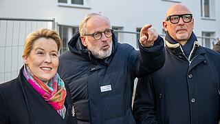 Franziska Giffey, Regierende Bürgermeisterin von Berlin, bei der Besichtigung eines Bauprojekts.