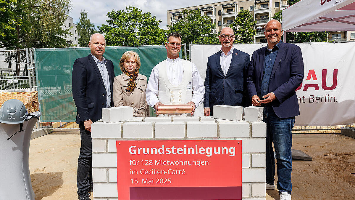 Foto (v.l.n.r.): Rico Kallies, Leiter Projektentwicklung bei Bonava Deutschland, Heike Wessoly, Bezirksstadträtin für Stadtentwicklung in Marzahn-Hellersdorf, Steffen Schäper, Polier, Jörg Franzen, Vorstandsvorsitzender der GESOBAU AG, Stephan Machulik, Staatssekretär für Wohnen und Mieterschutz, stehen vor dem Grundstein.