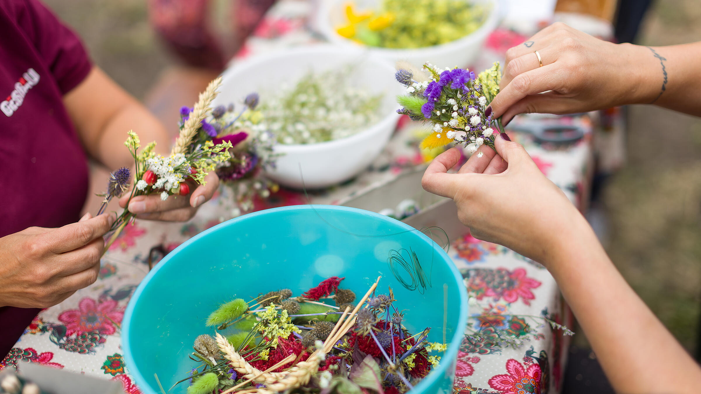 Außenaufnahme zeigt die einzelnen Blumenarten zum Kranzbinden in einer Schale. 