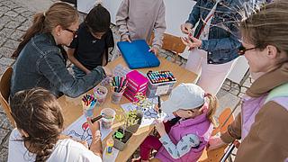 Kinder beim Basteln