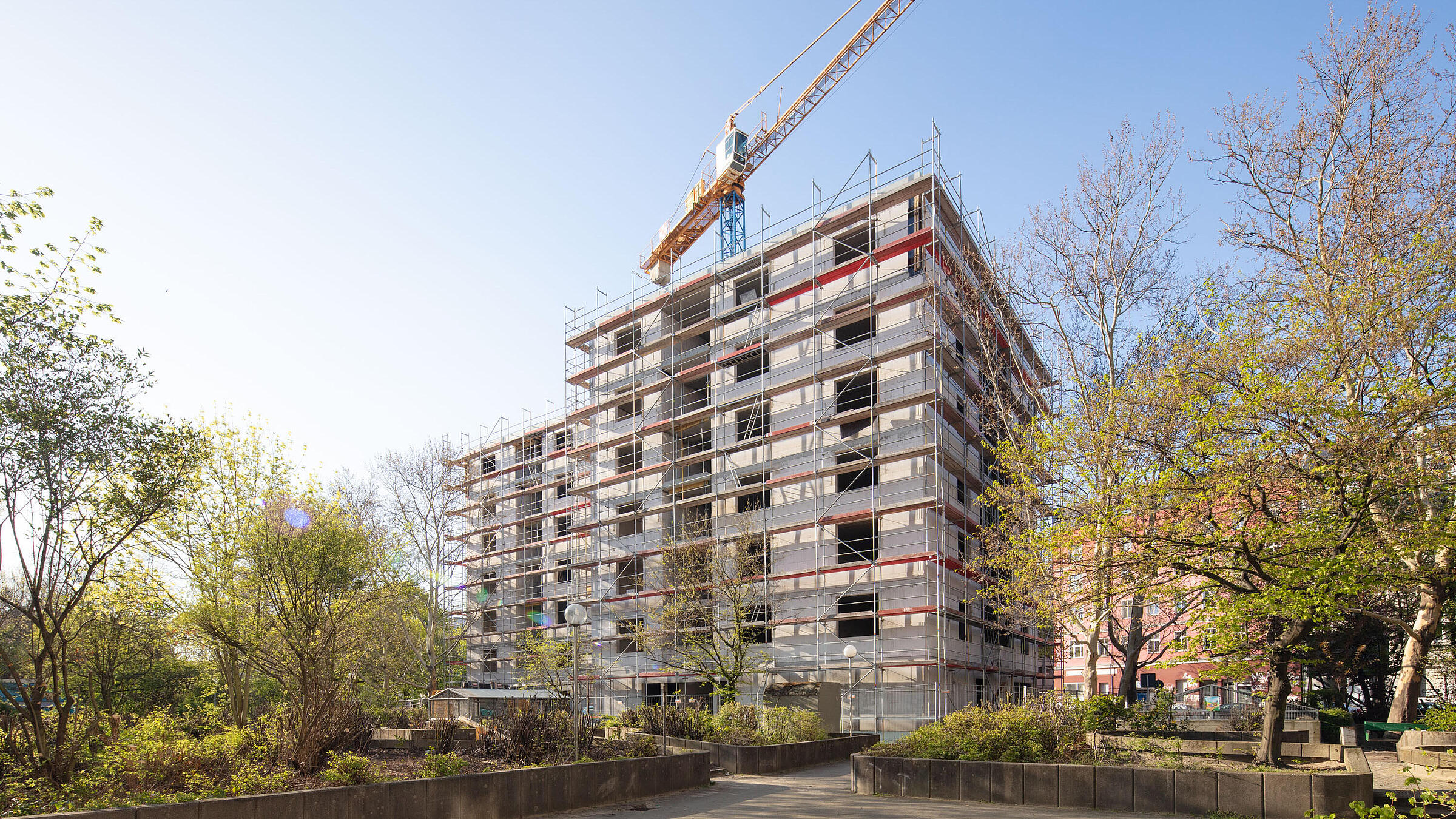 mehrstöckiger Neubau in der Gerichtstraße im Rohbau