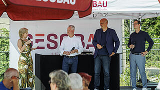 Heike Wessoly bei ihrem Redebeitrag auf der Bühne. Sie steht neben Christian Wilkens, Stephan Machulik und Lars Holborn.