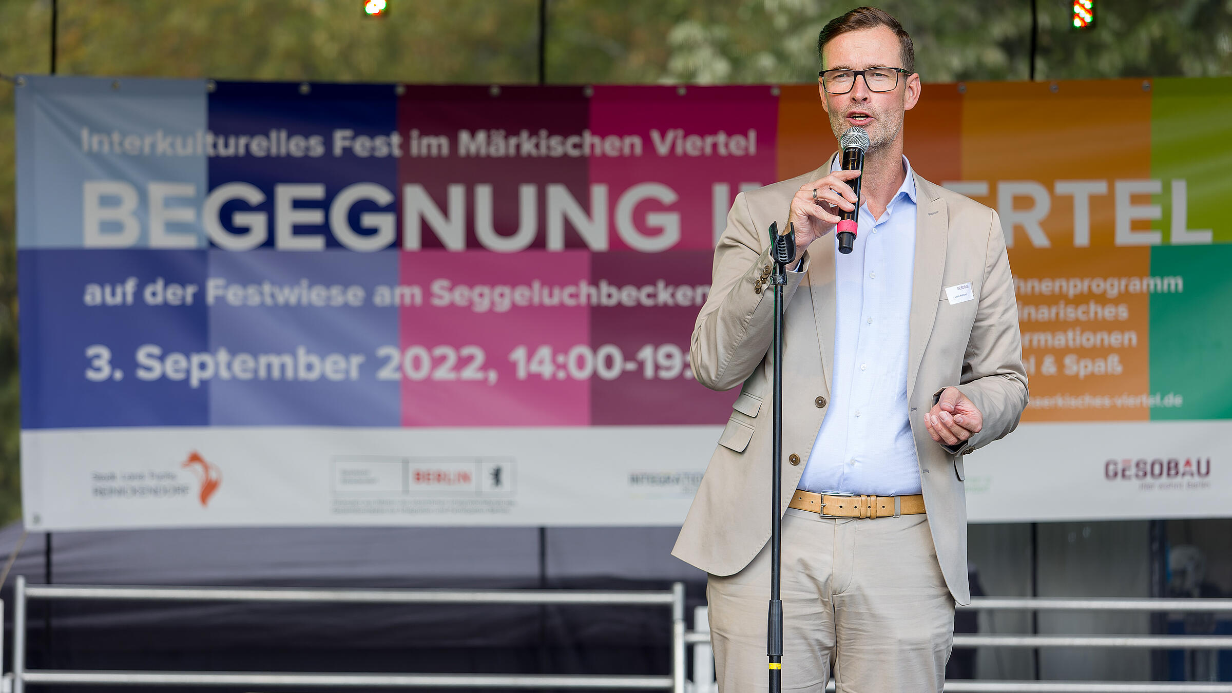 Außenaufnahme zeigt Lars Holborn auf der Bühne bei der offiziellen Eröffnung des Begegnungsfests 2022.