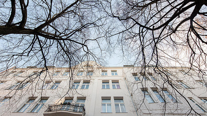 Fassade eines Mehrfamilienhauses 