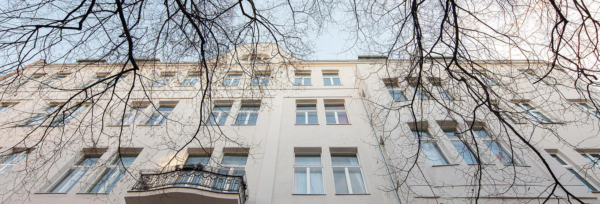 Fassade eines Mehrfamilienhauses 