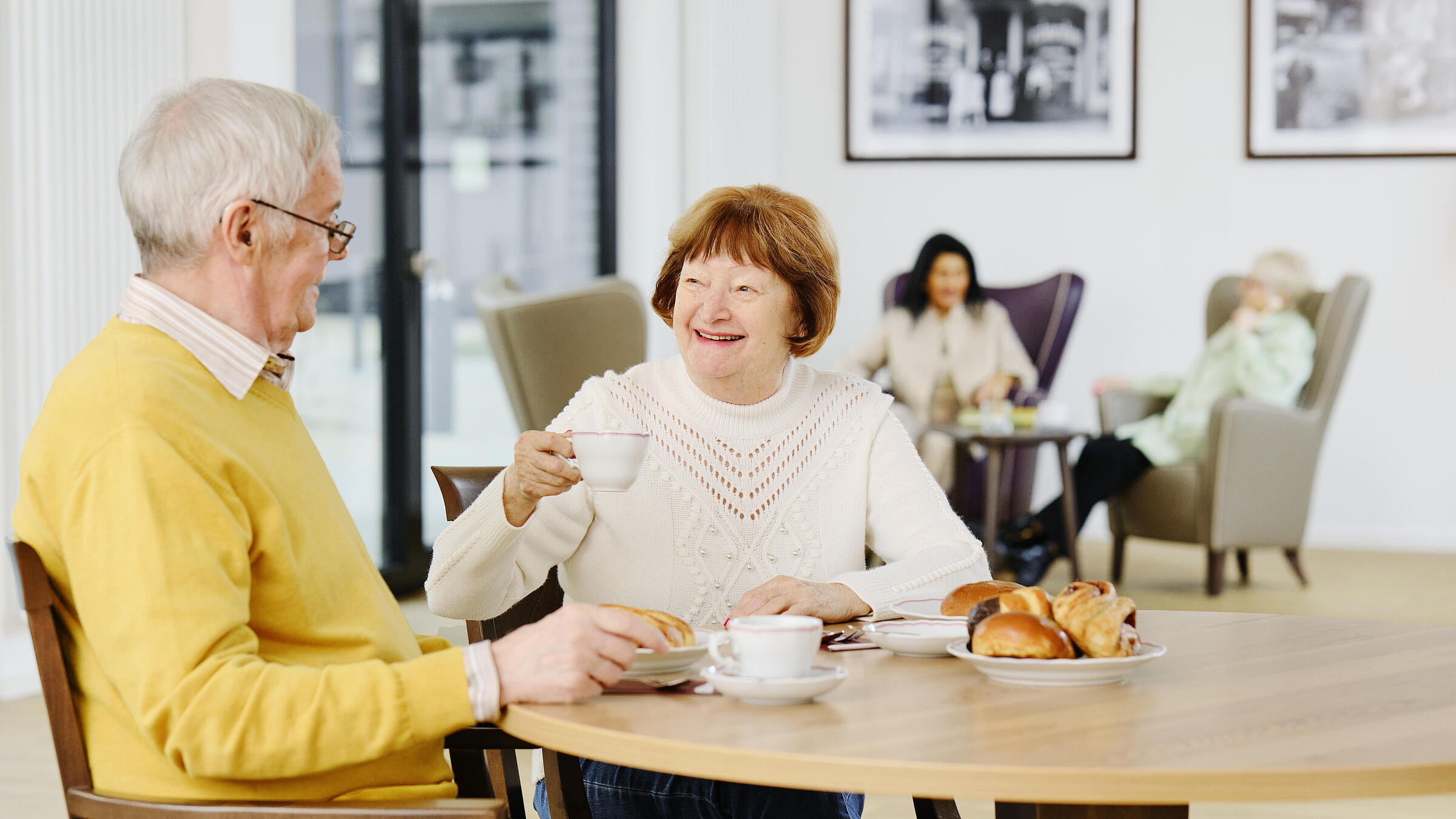 älteres Ehepaar beim Kaffee und Kuchen