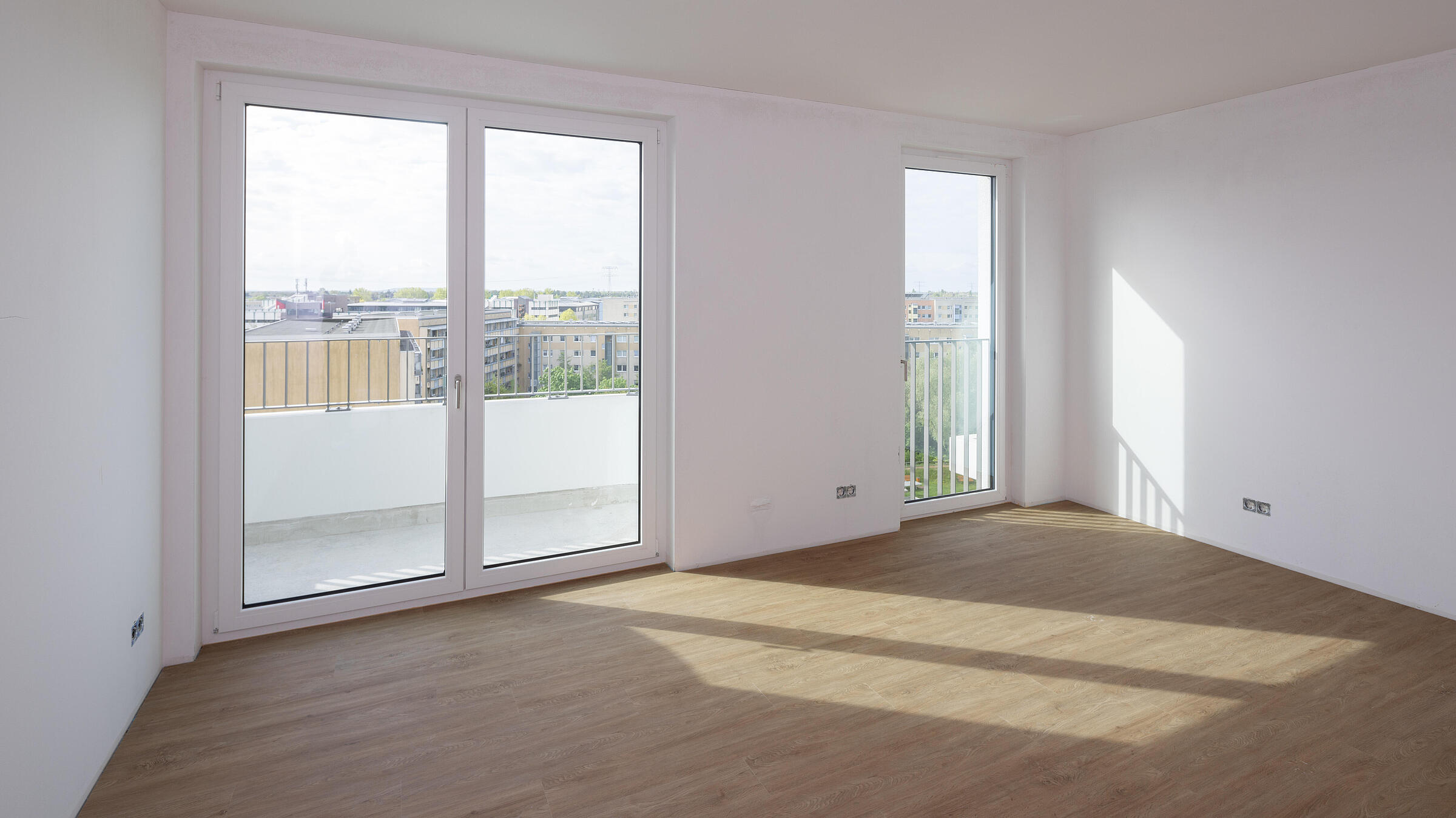 Bild zeigt Blick vom Wohnzimmer Richtung Balkon in Musterwohnung der Martin-Riesenburger-Straße