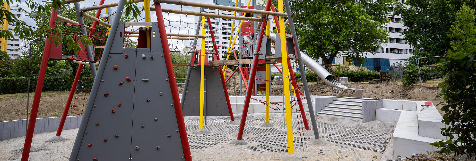 Außenaufnahme Pyramidenturm am Senftenberger Ring. Im Hintergrund Wohnhäuser.