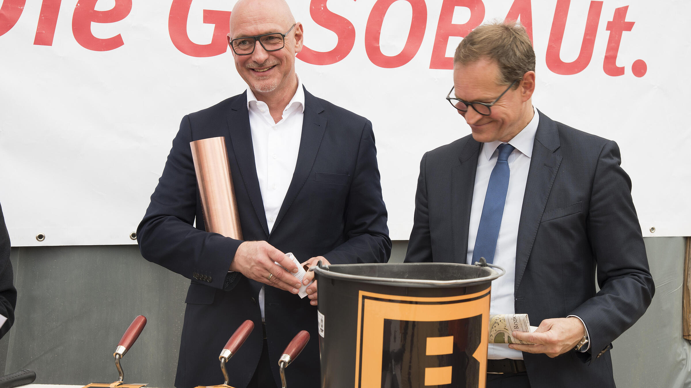 Jörg Franzen und Bürgermeister Michael Müller bei der Grundsteinlegung