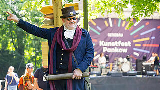 Als Herold verkleideter Mann.