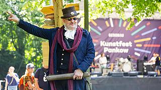 Als Herold verkleideter Mann.