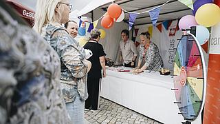 Einer von vielen bunten Marktständen der bezirklichen Partner