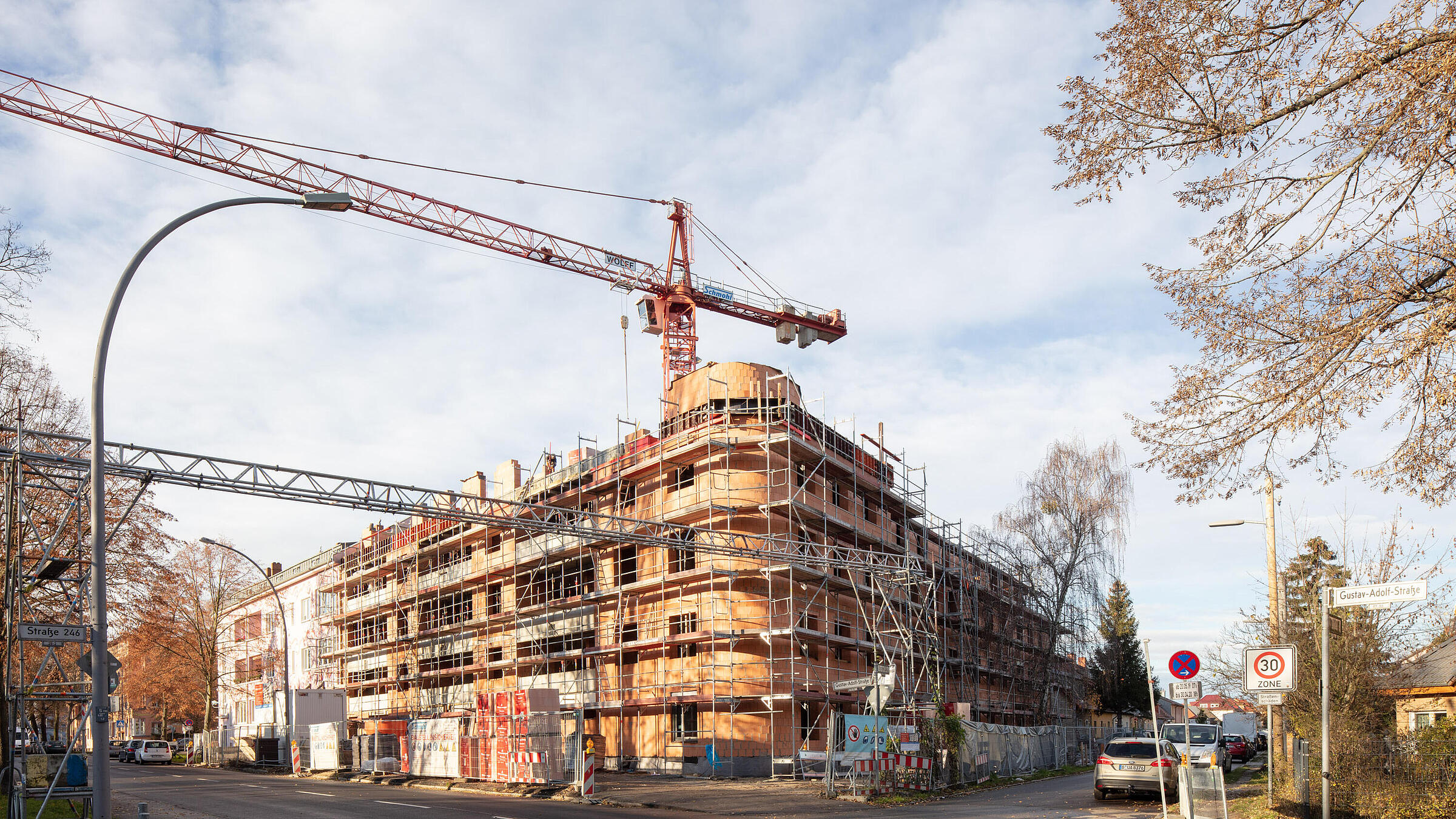 Gebäude im Bau mit Gerüst 