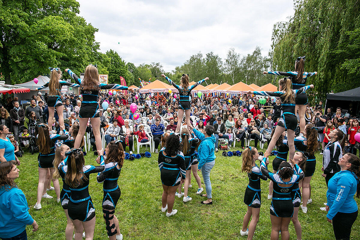 Cheerleader machen eine Pyramide 