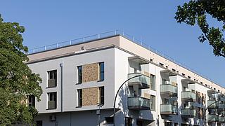 Außenaufnhame zeigt die Fassade des Quartiers Alt-Wittenau