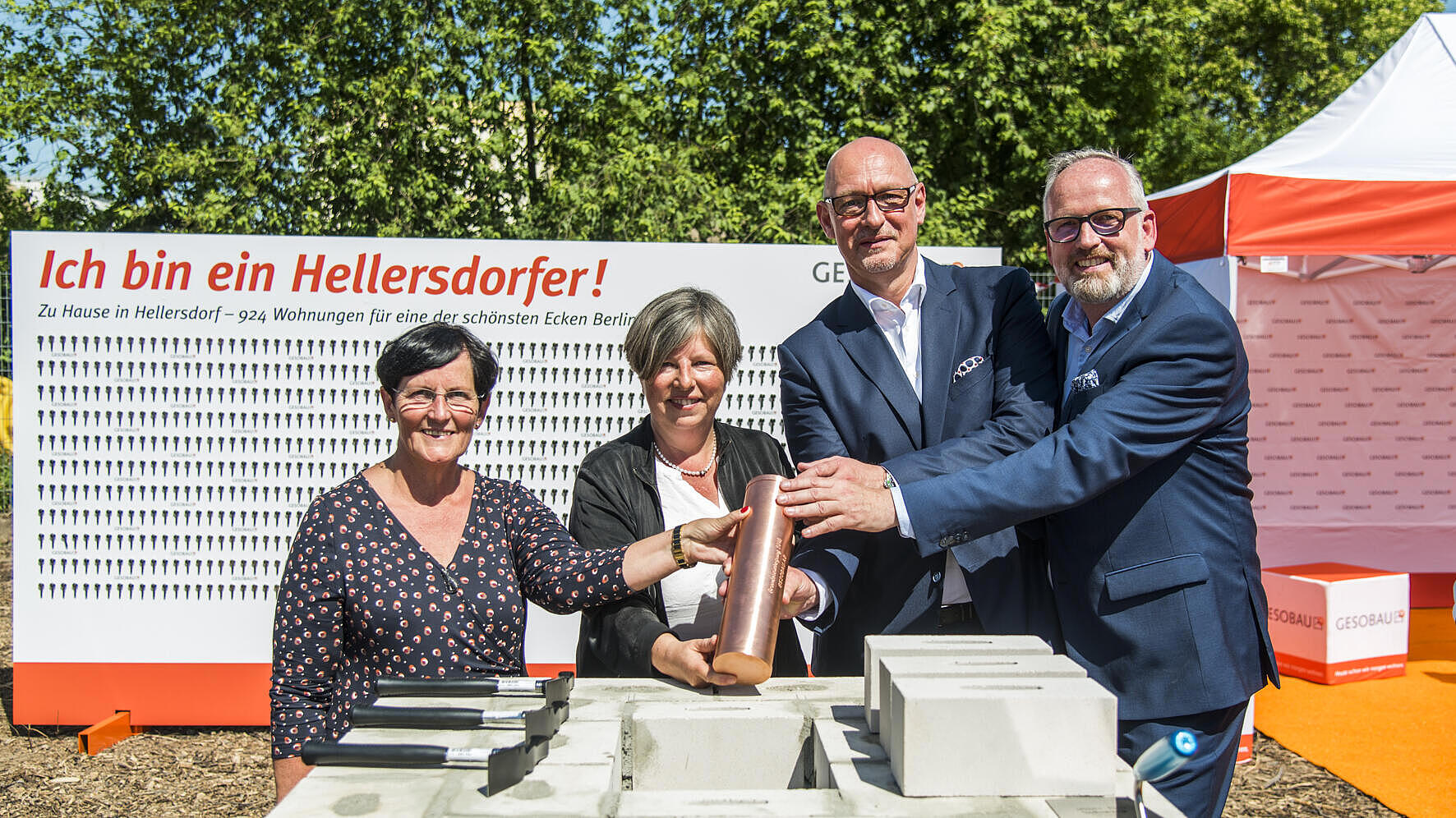 Bezirksbürgermeisterin Dagmar Pohle, ehem. Bausenatorin Katrin Lompscher, GESOBAU-Vorstand Jörg Franzen, Leiter der Technik Georg Unger bei der Grundsteinlegung