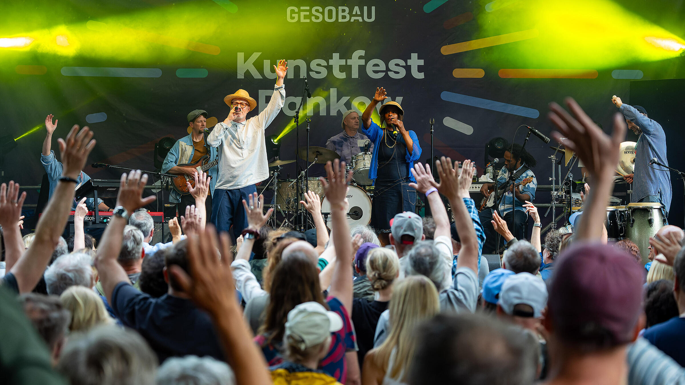 Die Band Galliano beim Auftritt auf der Großen Bühne.