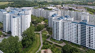 Bild zeigt Luftaufnahme der Wohnhausgruppen 916 und 917: Wesendorfer Straße, Treuenbrietzener Straße und Senftenberger Ring.