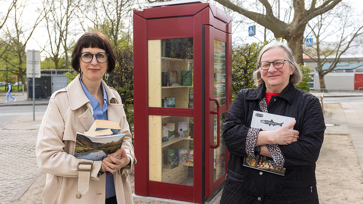 Helene Böhm und Barbara Speckner vor einer der Bücherboxen