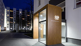 Beleuchteter Eingang eines Hochhauses