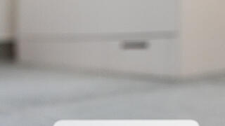 Sensor, der auf dem Boden liegt und erkennt, wenn sich Wasser sammelt.