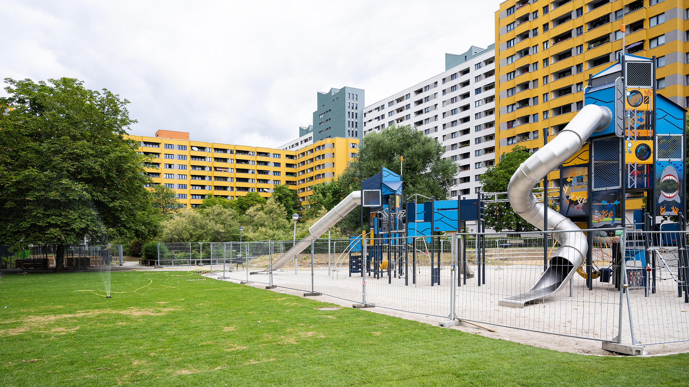 Außenaufnahme der neuen Spielgeräte in der Treuenbrietzener Straße. Im Hintergrund Mehrfamilienhäuser.