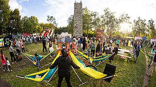 Kinder spielen auf der Festwiese