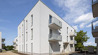 Bild zeigt eines der neuen Wohnhäuser für Geflüchtete in der Straße 132 /Ecke Kirchstraße.