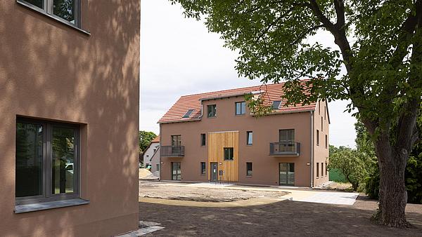 AUßenansicht der Wohnhäuser in der Alten Hellersdorfer Straße 54-56.