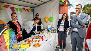 Bunter Informationsstand der Caritas