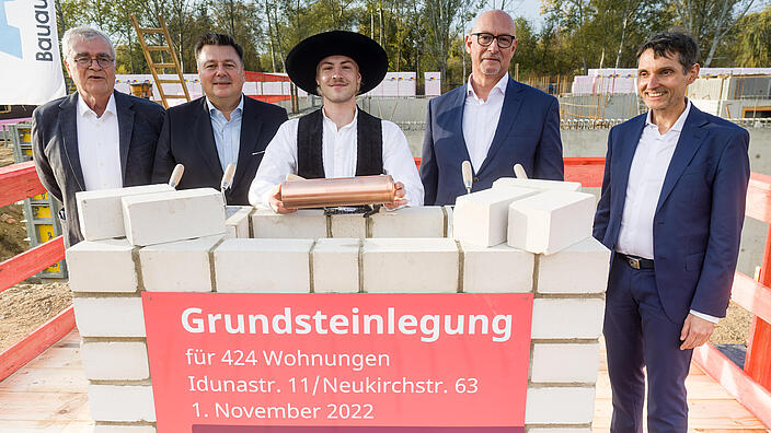 Aufnahme zeigt Klaus Wiechers (Architekturbüro Wiechers Beck), Bausenator Andreas Geisel, Polier Maximilian Fleisch, Jörg Franzen (Vorstandsvorsitzender GESOBAU AG), Bezirksstadtrat Cornelius Bechtler bei Grundsteinlegung in der Idunastraße.