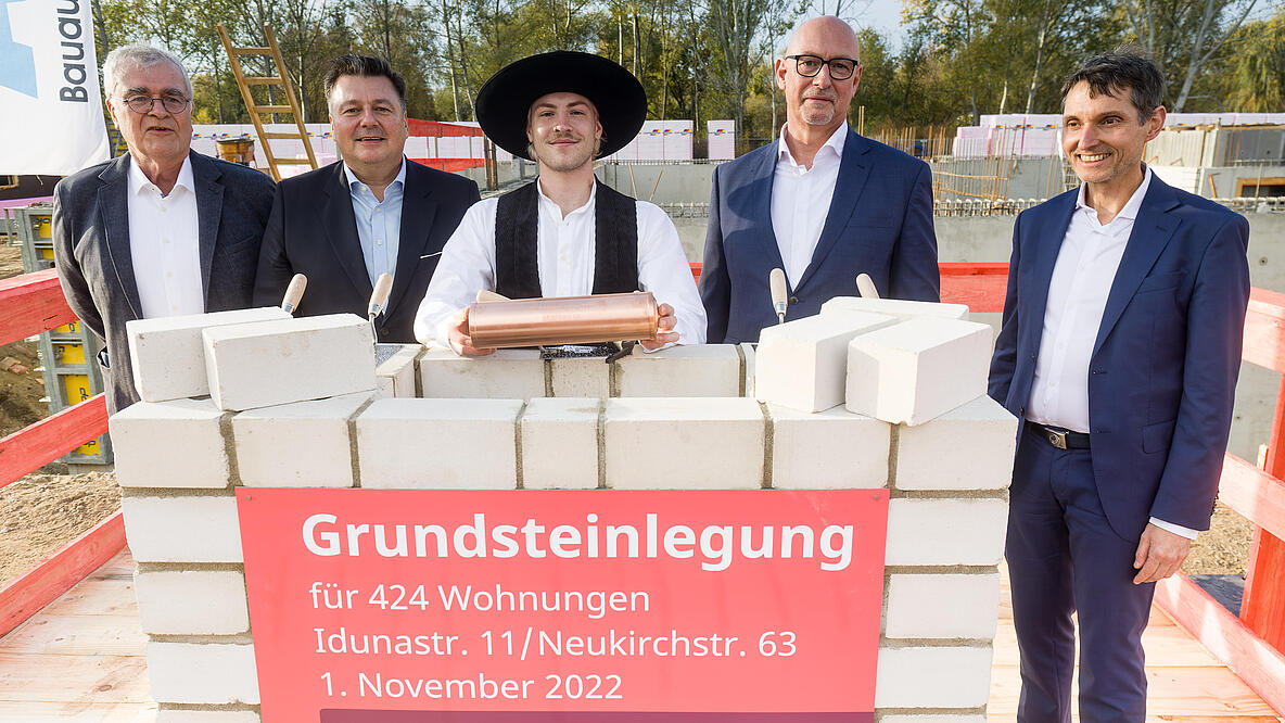 Aufnahme zeigt Klaus Wiechers (Architekturbüro Wiechers Beck), Bausenator Andreas Geisel, Polier Maximilian Fleisch, Jörg Franzen (Vorstandsvorsitzender GESOBAU AG), Bezirksstadtrat Cornelius Bechtler bei Grundsteinlegung in der Idunastraße.